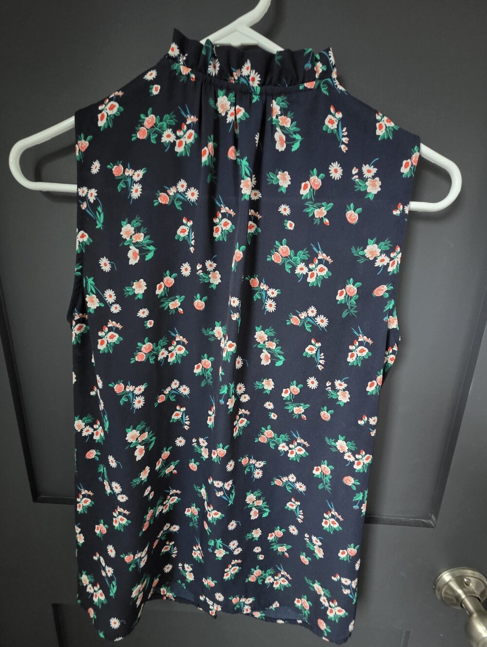 Banana Republic Navy Floral Sleeveless V-Neck Button Up Blouse - Picture 2 of 5